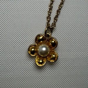 Vintage Gold-Tone Flower Faux Pearl Flower Pendant Necklace
